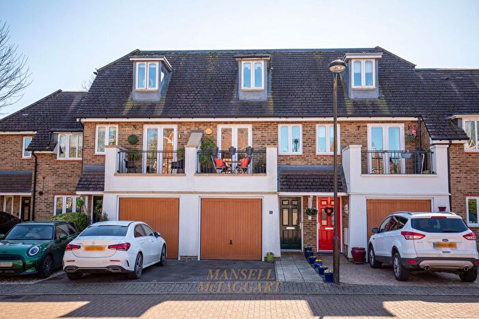 3 Bedroom Town House For Sale In Argyll Court, Crawley, RH11