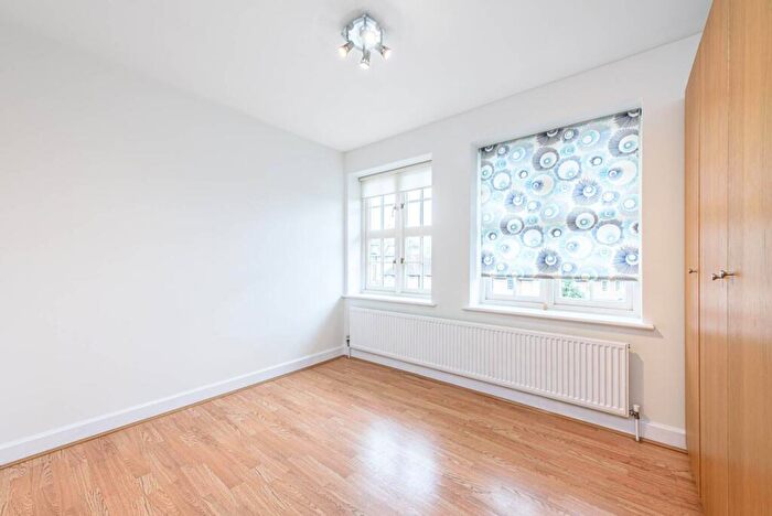 2 Bedroom Flat To Rent In Corringway, Golders Green, London, NW11