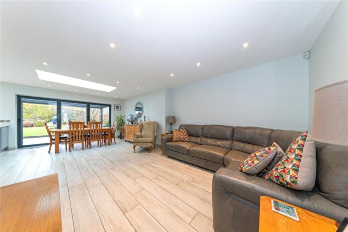 3 Bedroom Bungalow For Sale In Ryecroft Way, Luton, Bedfordshire, LU2