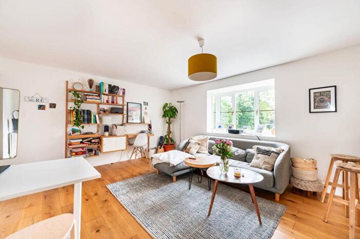 2 Bedroom Flat To Rent In Hawarden Hill, Gladstone Park, London, NW2