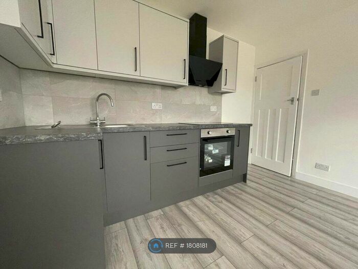 2 Bedroom Flat To Rent In Norbeck Gardens, London, NW10