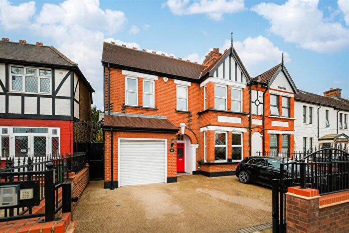 4 Bedroom End Of Terrace House For Sale In The Ridgeway, North Chingford, E4