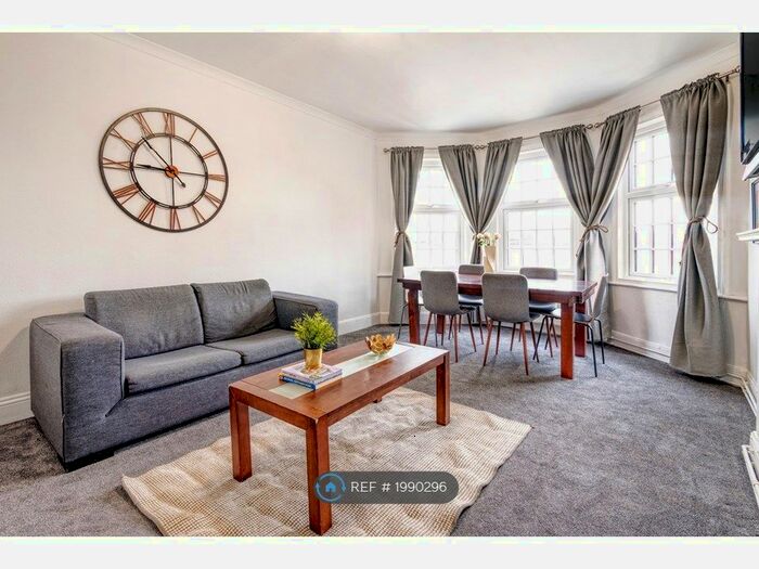 4 Bedroom Flat To Rent In Hardwicke Road, London, W4