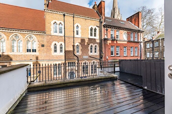 Studio To Rent In Kensington Church Court, London, W8