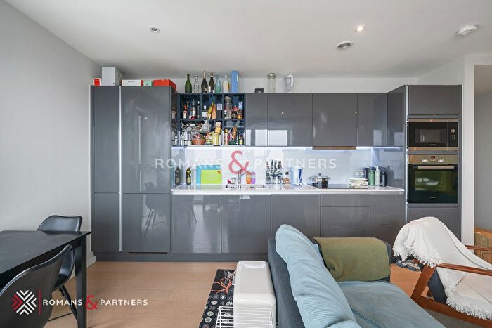 3 Bedroom Flat To Rent In Cassia Point, Glasshouse Gardens, E20