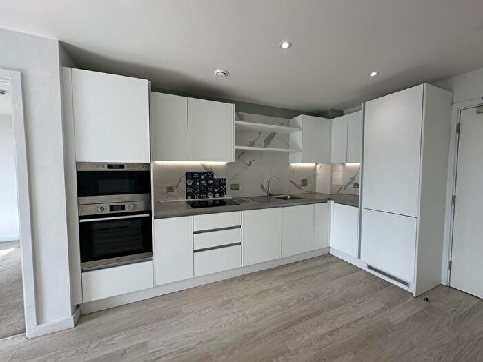 2 Bedroom Flat To Rent In Holdenhurst Road, Bournemouth, BH8