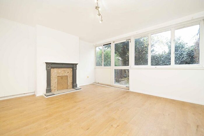 2 Bedroom Flat To Rent In Smithy Street, Whitechapel, E1
