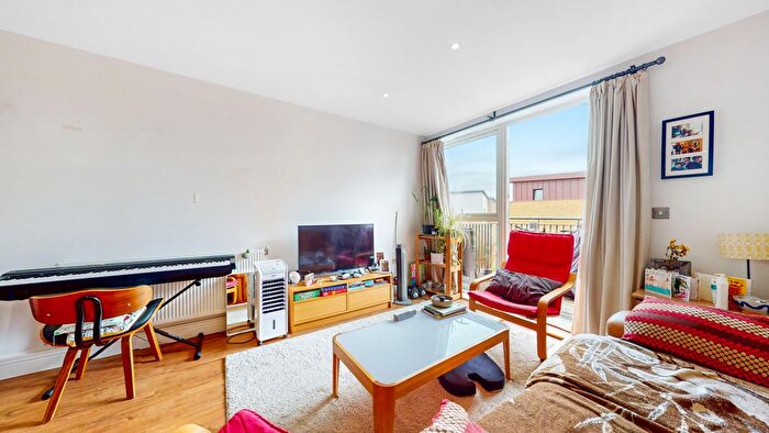 2 Bedroom Flat To Rent In Vermillion Apartments, Gunmakers Lane, London, E3