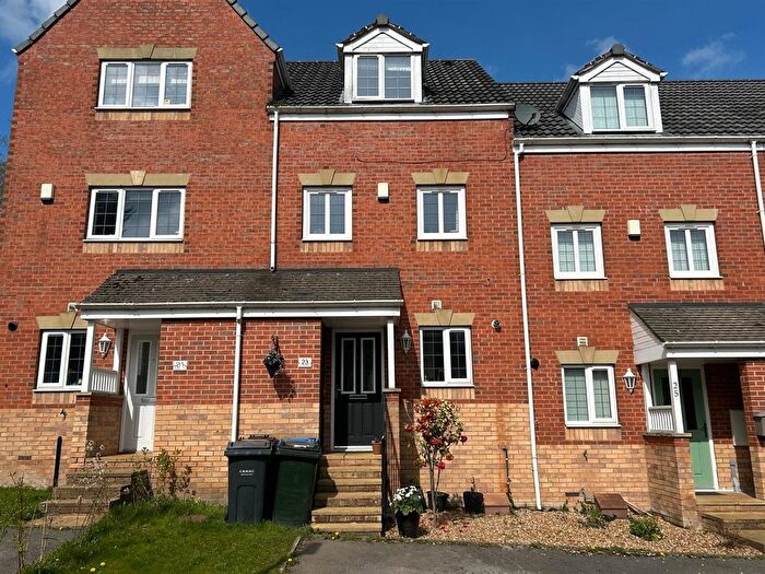 3 Bedroom Town House For Sale In Western Fold, Buttershaw, Bradford, BD6