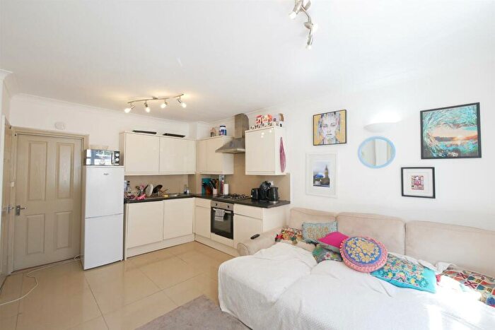 3 Bedroom Mews To Rent In Evering Road, London, N16