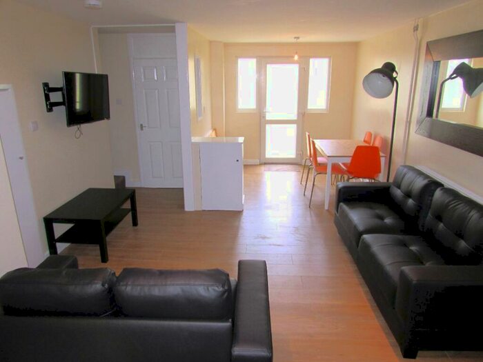 1 Bedroom Semi-Detached House To Rent In Bed Student Home - Somner Close, CT2