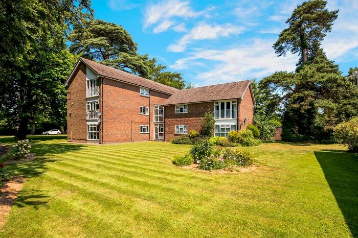 2 Bedroom Flat To Rent In Courtlands Crescent, Banstead, SM7