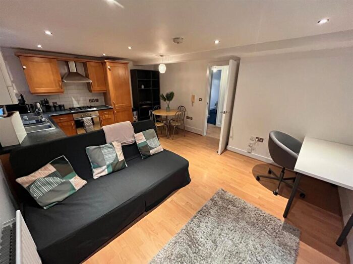 2 Bedroom Flat To Rent In Plainsfield Street, Manchester, M16