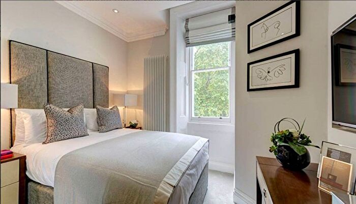 1 Bedroom Flat To Rent In Kensington Gardens Square, Bayswater, London, W2