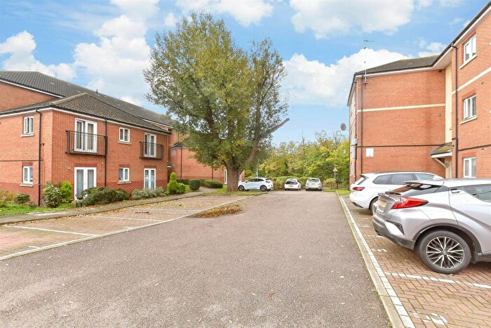 2 Bedroom Flat For Sale In Crosse Courts, Basildon, Essex, SS15