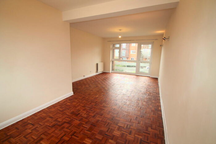 2 Bedroom Flat To Rent In Ladbroke Road, Redhill, RH1