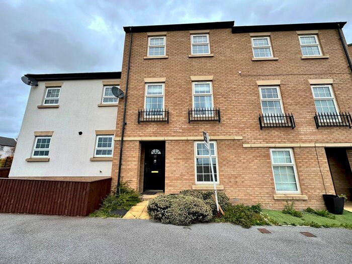 4 Bedroom Town House To Rent In Stoborough Crescent, Featherstone, Pontefract, WF7