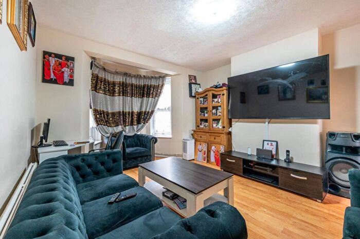 2 Bedroom Flat For Sale In Stamford Hill, Stoke Newington, London, N16