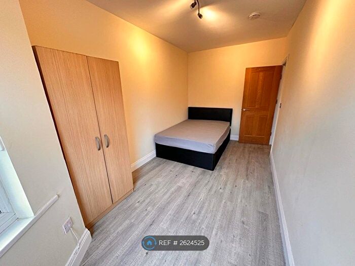 3 Bedroom Flat To Rent In High Street, Wealdstone, Harrow, HA3