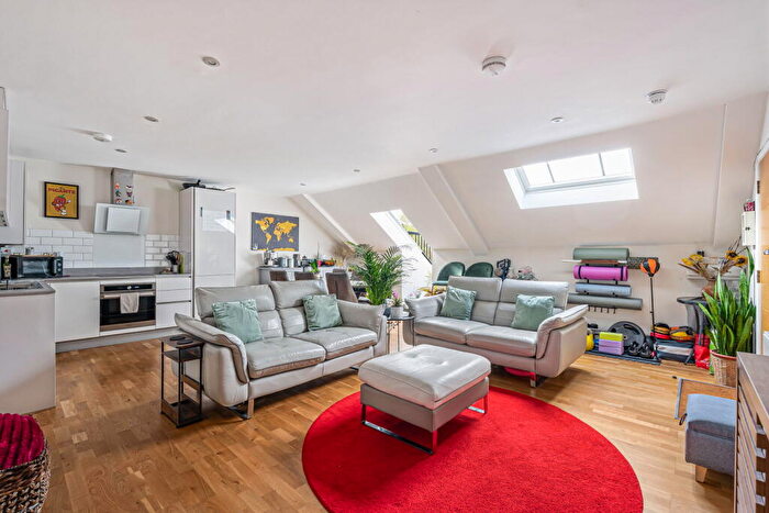 2 Bedroom Apartment For Sale In Catteshall Road, Godalming, GU7