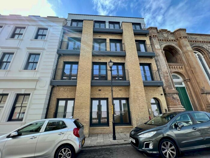 2 Bedroom Flat To Rent In Queensbridge Drive, Ramsgate, Kent, CT11