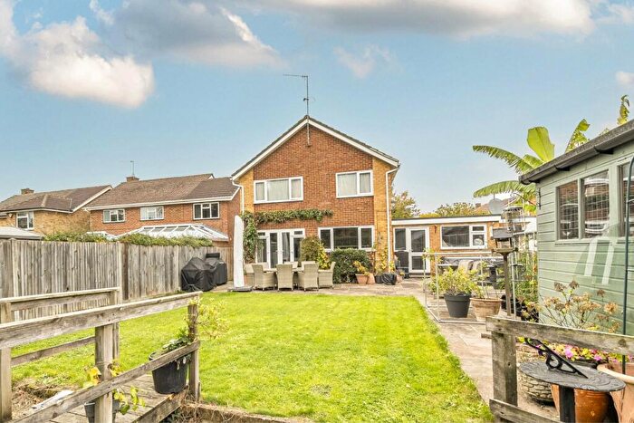 5 Bedroom Link Detached House For Sale In Great Oaks Park, Guildford, Surrey, GU4