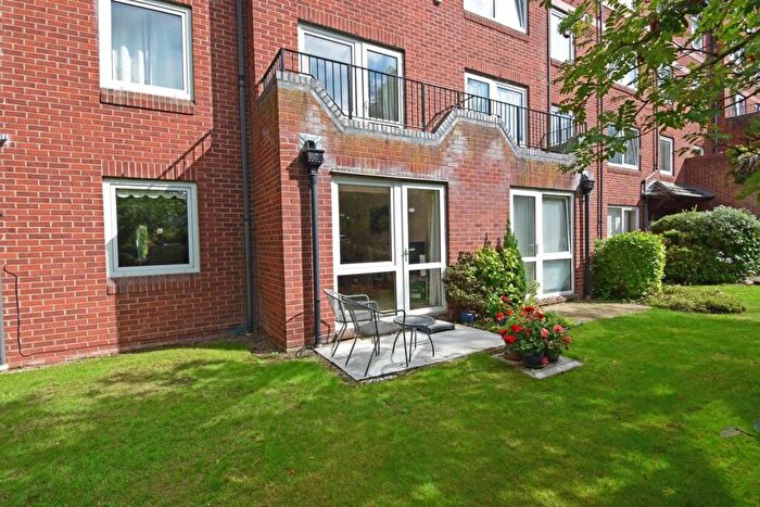 2 Bedroom Flat For Sale In Flat, Elgar Mews, Ednall Lane, Bromsgrove, Worcestershire., B60