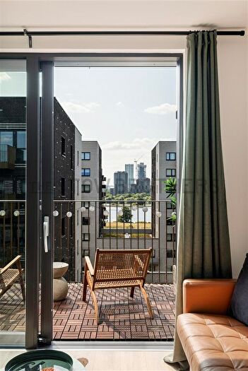 3 Bedroom Flat To Rent In Regal House, Walthamstow, E17