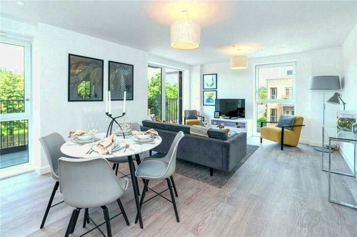 3 Bedroom Apartment To Rent In Seven Sisters Road, London, N4