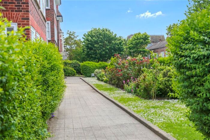 2 Bedroom Flat For Sale In Rochester Close, Rochester Gardens, Hove, BN3