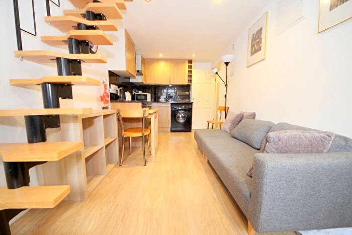 1 Bedroom Maisonette To Rent In Kinderton Close, Southgate, London, N14