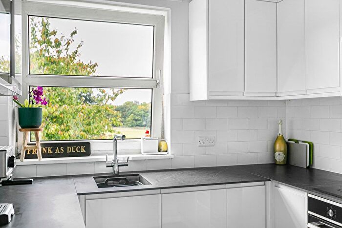 2 Bedroom Flat For Sale In Chertsey Road, Addlestone, Surrey, KT15