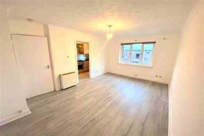 2 Bedroom Flat To Rent In Burnfield Gardens, Giffnock, G46