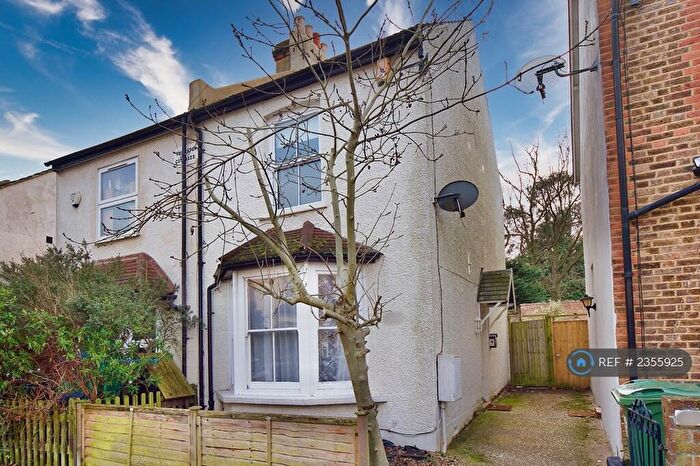 2 Bedroom End Of Terrace House To Rent In Park End, Bromley, BR1