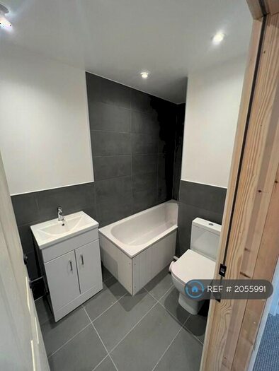 2 Bedroom Flat To Rent In Cobham Road, Fetcham, KT22