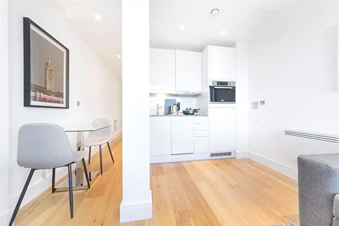 Studio To Rent In High Street, Slough, SL1