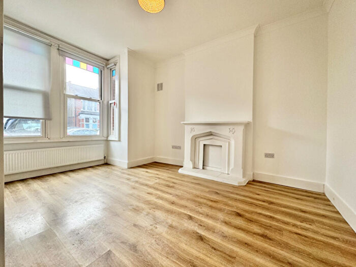 2 Bedroom Flat For Sale In Elmdale Road, Palmers Green, N13
