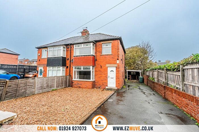 3 Bedroom Semi Detached House For Sale In Leeds Road, Dewsbury, WF12