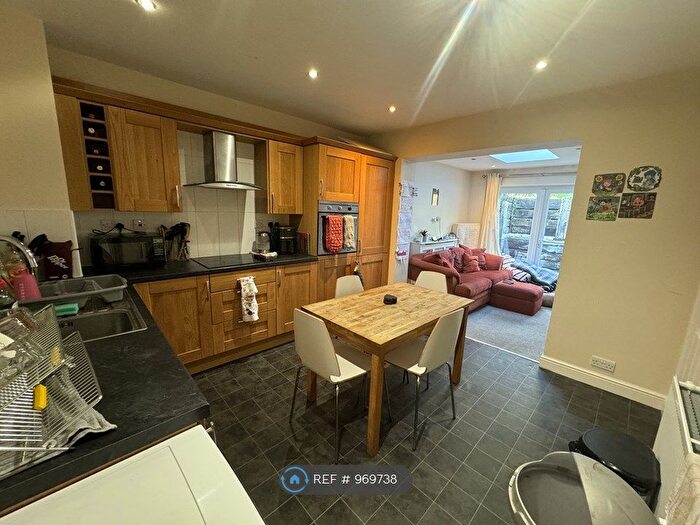 5 Bedroom Semi-Detached House To Rent In Pennings Avenue, Guildford, GU2
