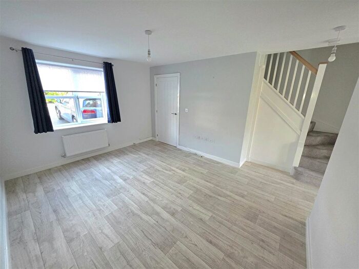 3 Bedroom Semi-Detached House To Rent In Borsdane Way, Westhoughton, Bolton, BL5