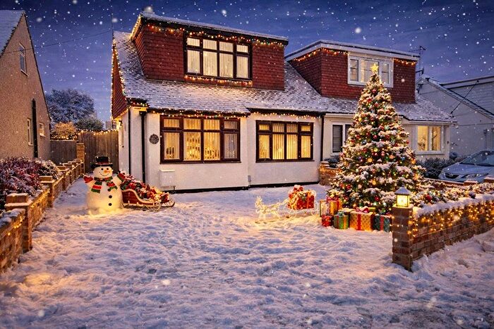 3 Bedroom Semi Detached House For Sale In Somerset Avenue, Rochford, Essex, SS4