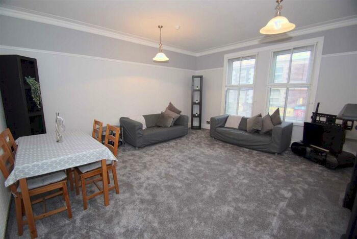 3 Bedroom Flat To Rent In Kirkstall Road, Leeds, LS4