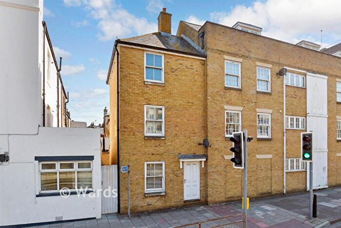 2 Bedroom Town House For Sale In Queens Courtyard, Dover, Kent, CT17