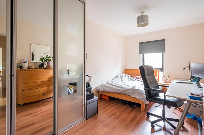 2 Bedroom Flat To Rent In Park View Court, , Bow, London, E3