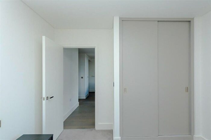 Flat To Rent In Gartons Way, SW11