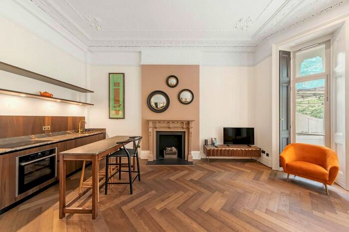 2 Bedroom Flat To Rent In St George's Square, Pimlico, London, SW1V