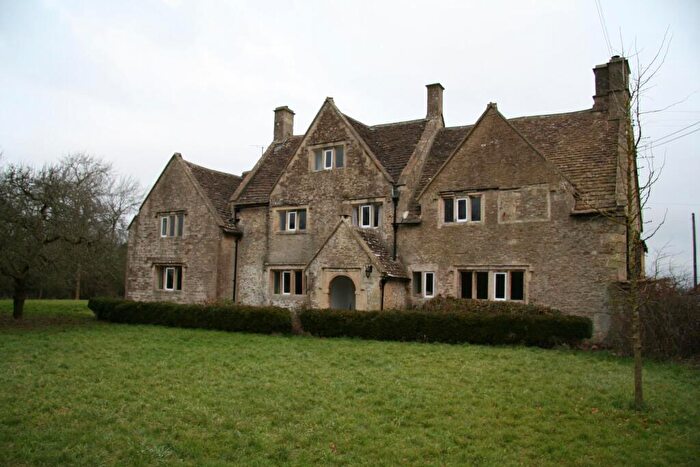 5 Bedroom Farm House To Rent In Lypiatt, SN13
