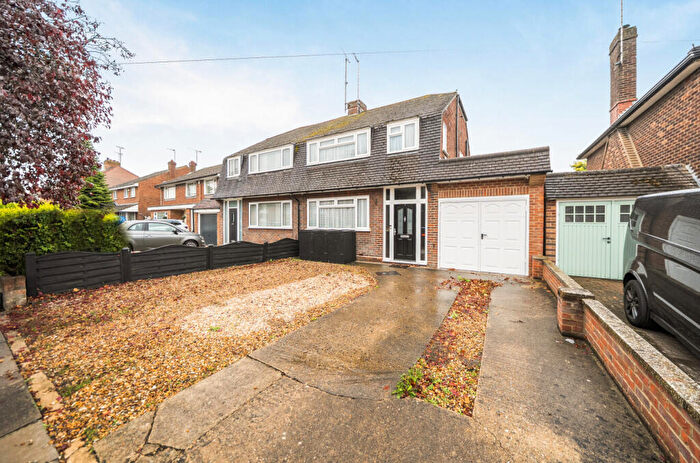 3 Bedroom Semi-Detached House For Sale In Kingscroft Avenue, Dunstable, Bedfordshire, LU5