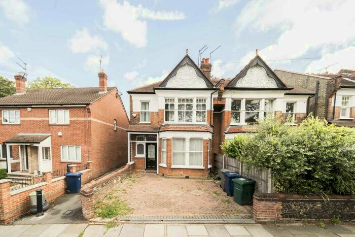 5 Bedroom Semi-Detached House To Rent In Woodside Lane, North Finchley, N12