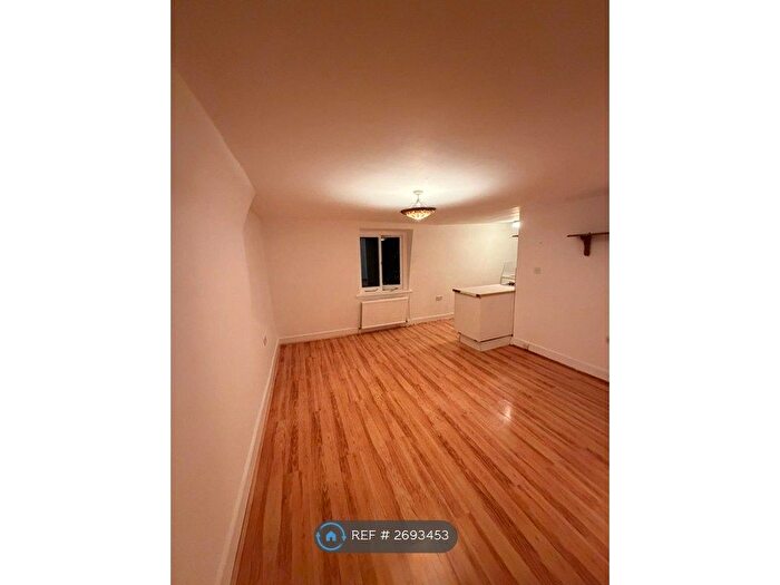 2 Bedroom Flat To Rent In Camberwell Grove, London, SE5